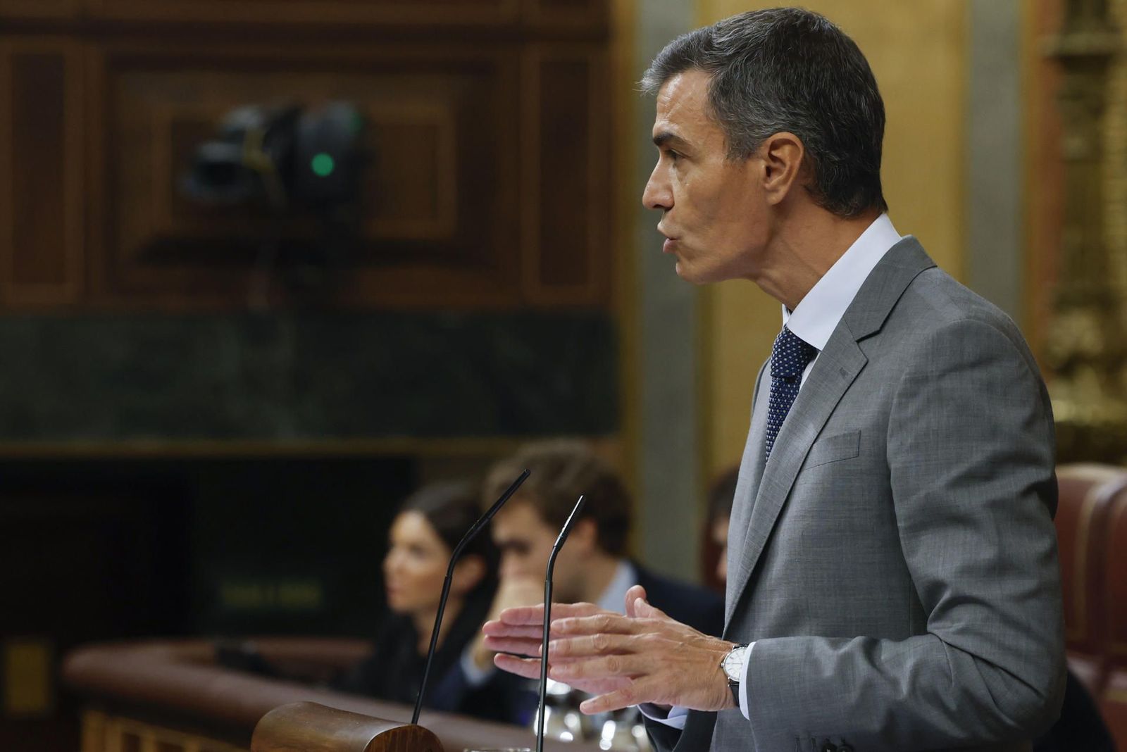 Sánchez sigue recluido en la Moncloa reflexionando sobre si convoca elecciones