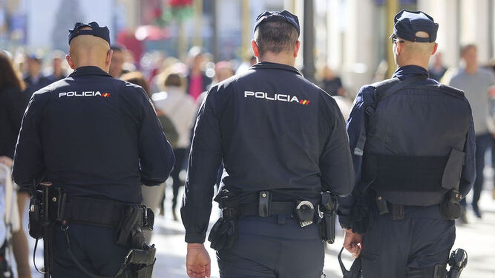 Agentes de Policía Nacional patrullan por una calle