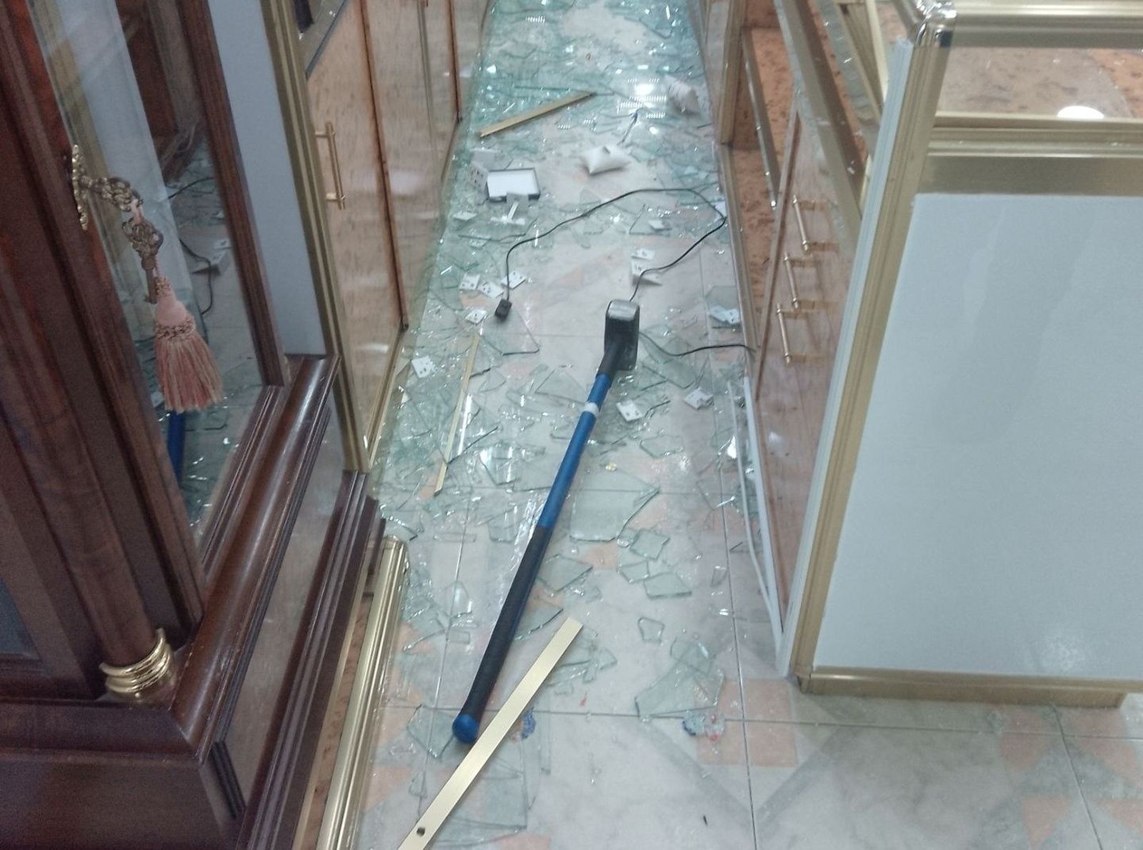 Violento robo en una joyería de Coslada: los ladrones huyen tras embestir varios coches policiales