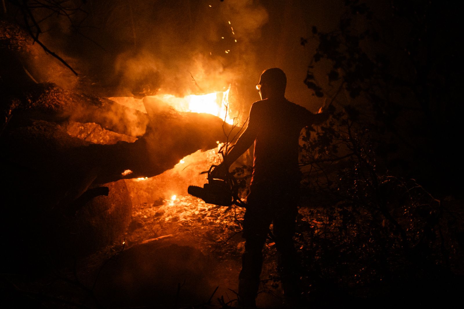 Una persona trabaja en labores de extinción durante la noche
