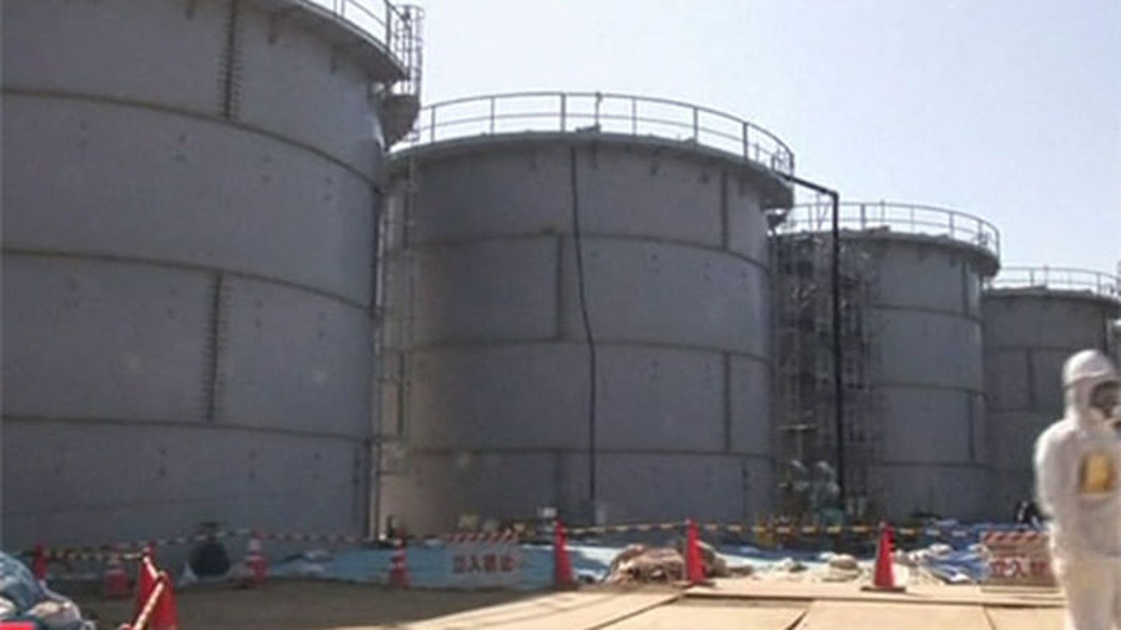 Contenedores con agua y otros materiales contaminados en la central de Fukushima