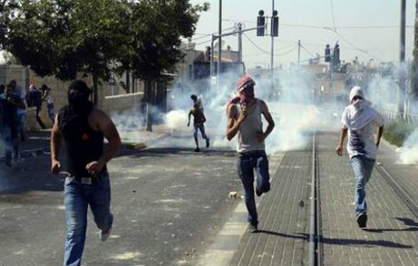Cuatro heridos y doce detenidos en una noche de violencia en Israel