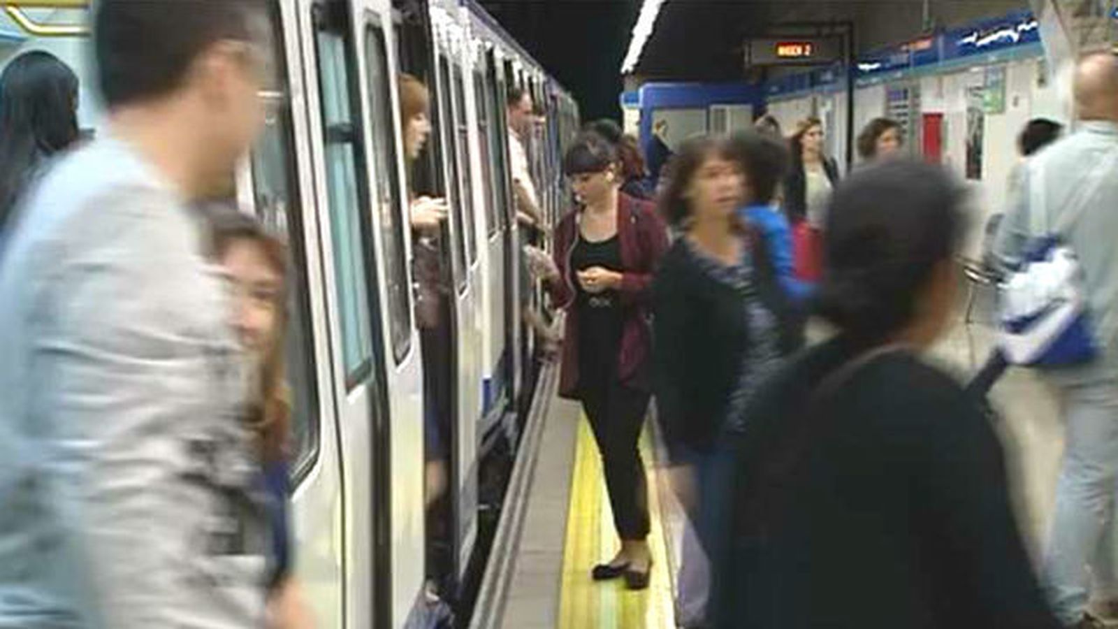 Pasajeros en andén de metro