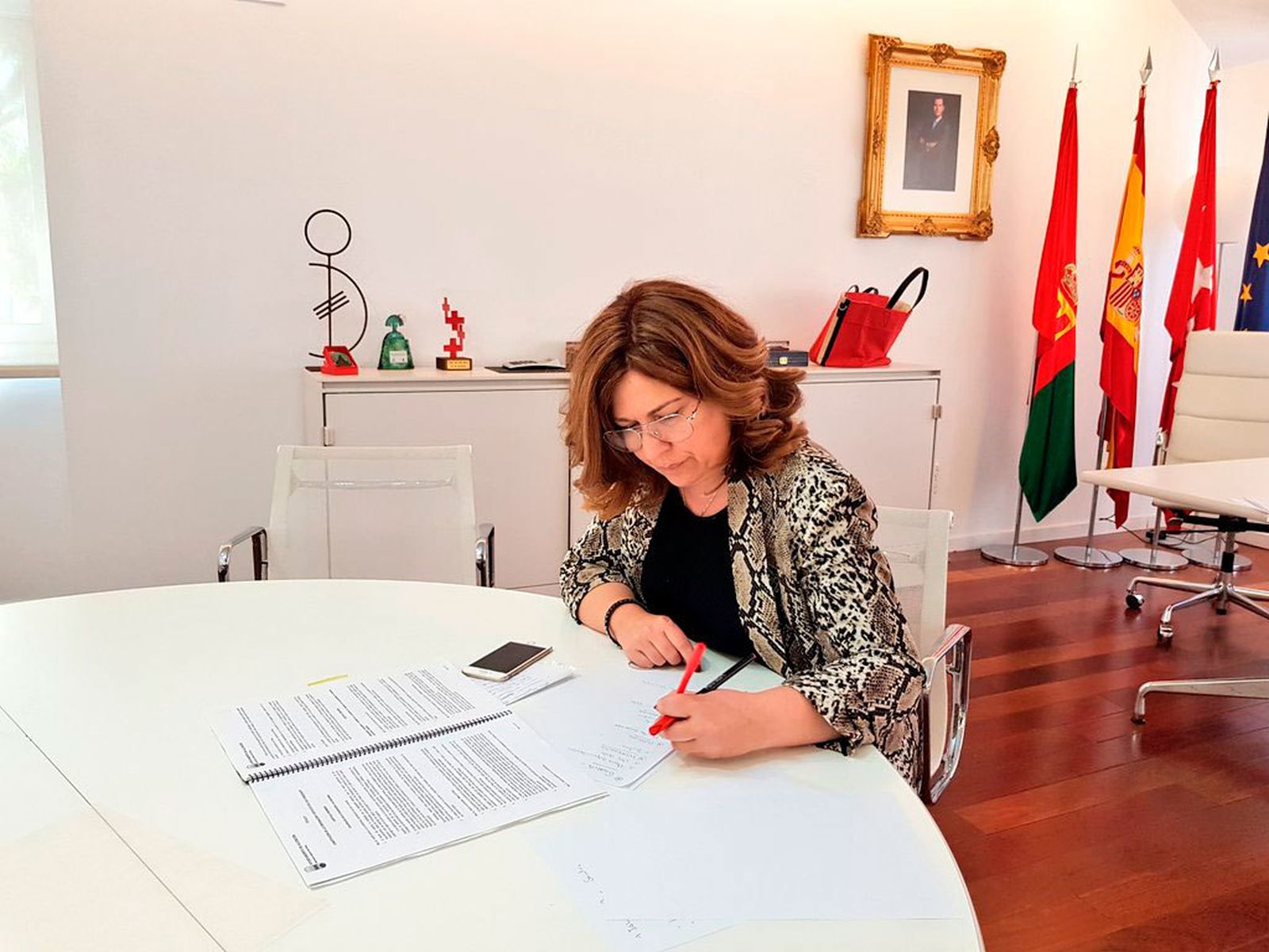 La alcaldesa municipal en el Consistorio del municipio