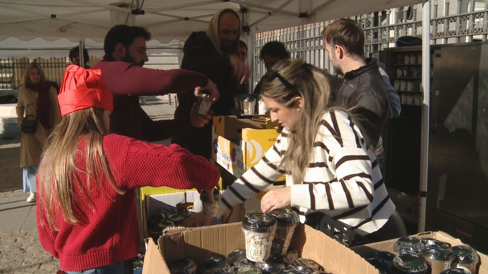 'Nadie sin cenar': Una iniciativa solidaria que ilumina la Nochebuena en Madrid