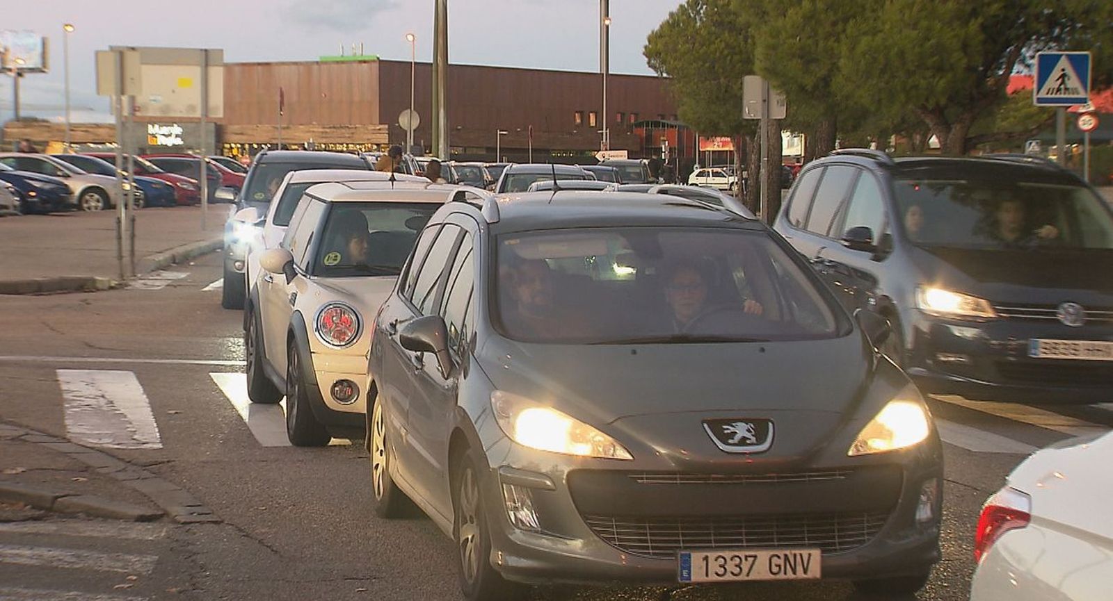 Colapso en los accesos al nuevo centro comercial de Alcorcón