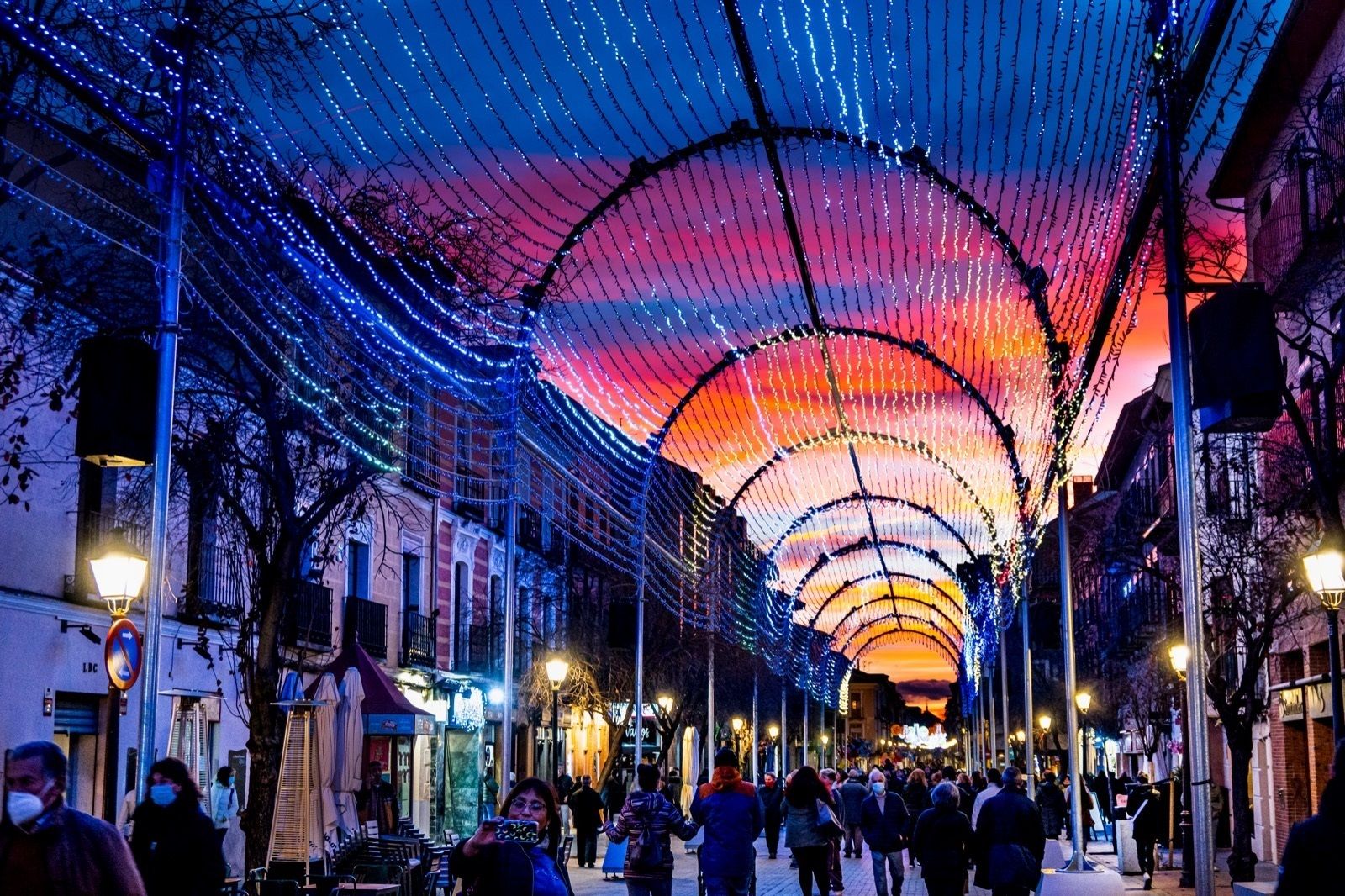 Túnel de luz instalado por el Ayuntamiento de Alcalá de Henares durante la Navidad del 2021