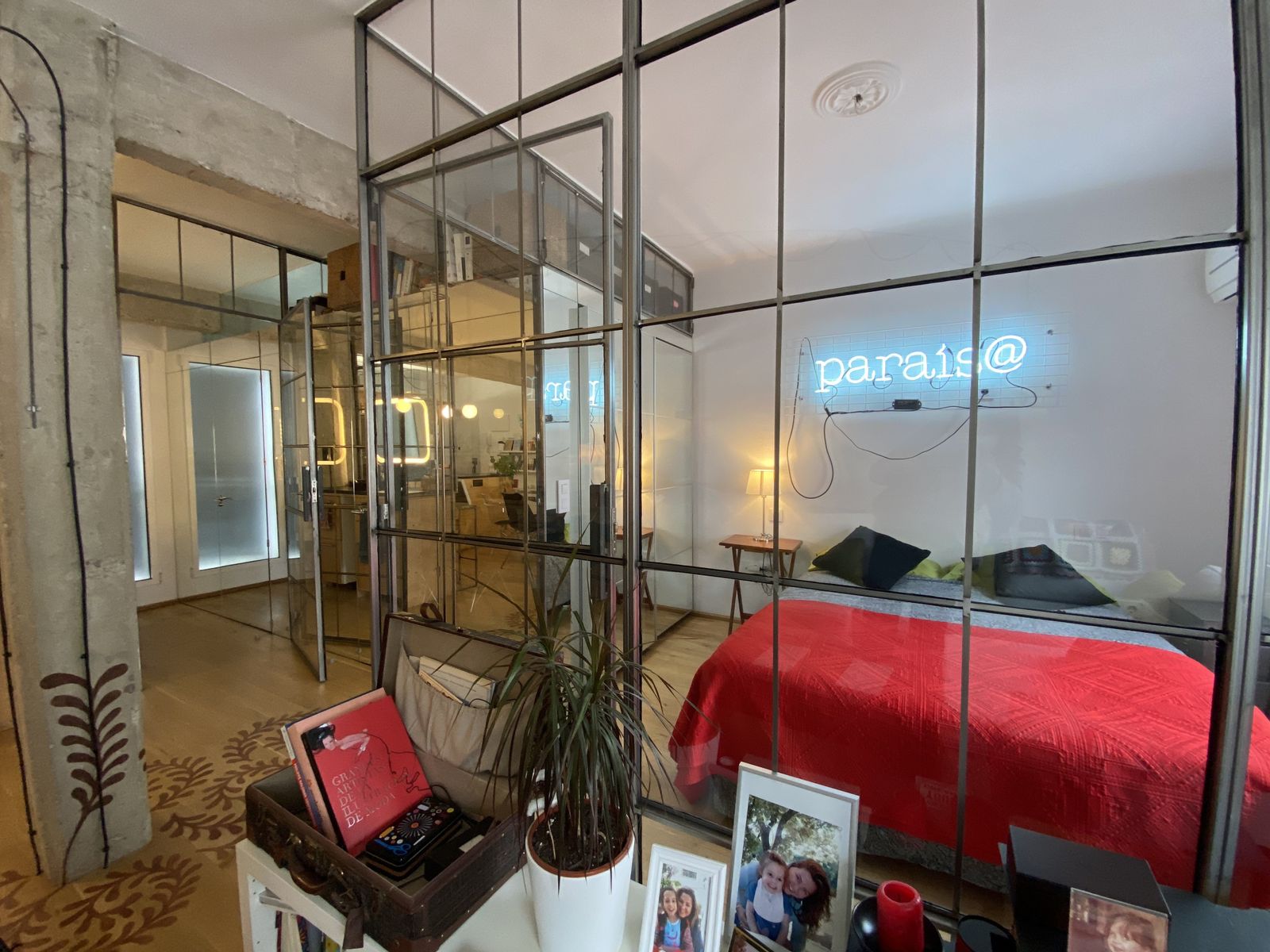 Sí... y el dormitorio se ve porque sus paredes son de cristal. Una casa... ¡realmente sorprendente!