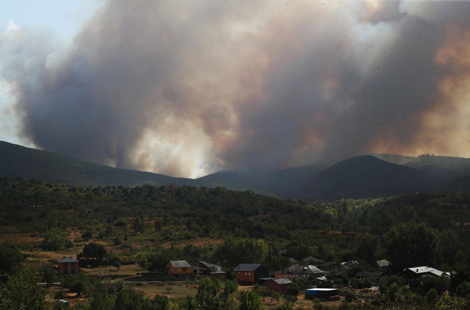 El fuego obliga a desalojar a miles de vecinos en León y Zamora y amenaza el paraje de Las Médulas