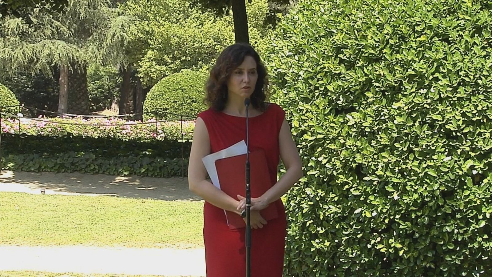Ayuso tacha de "esperpento" usar pinganillos en la Conferencia de Presidentes