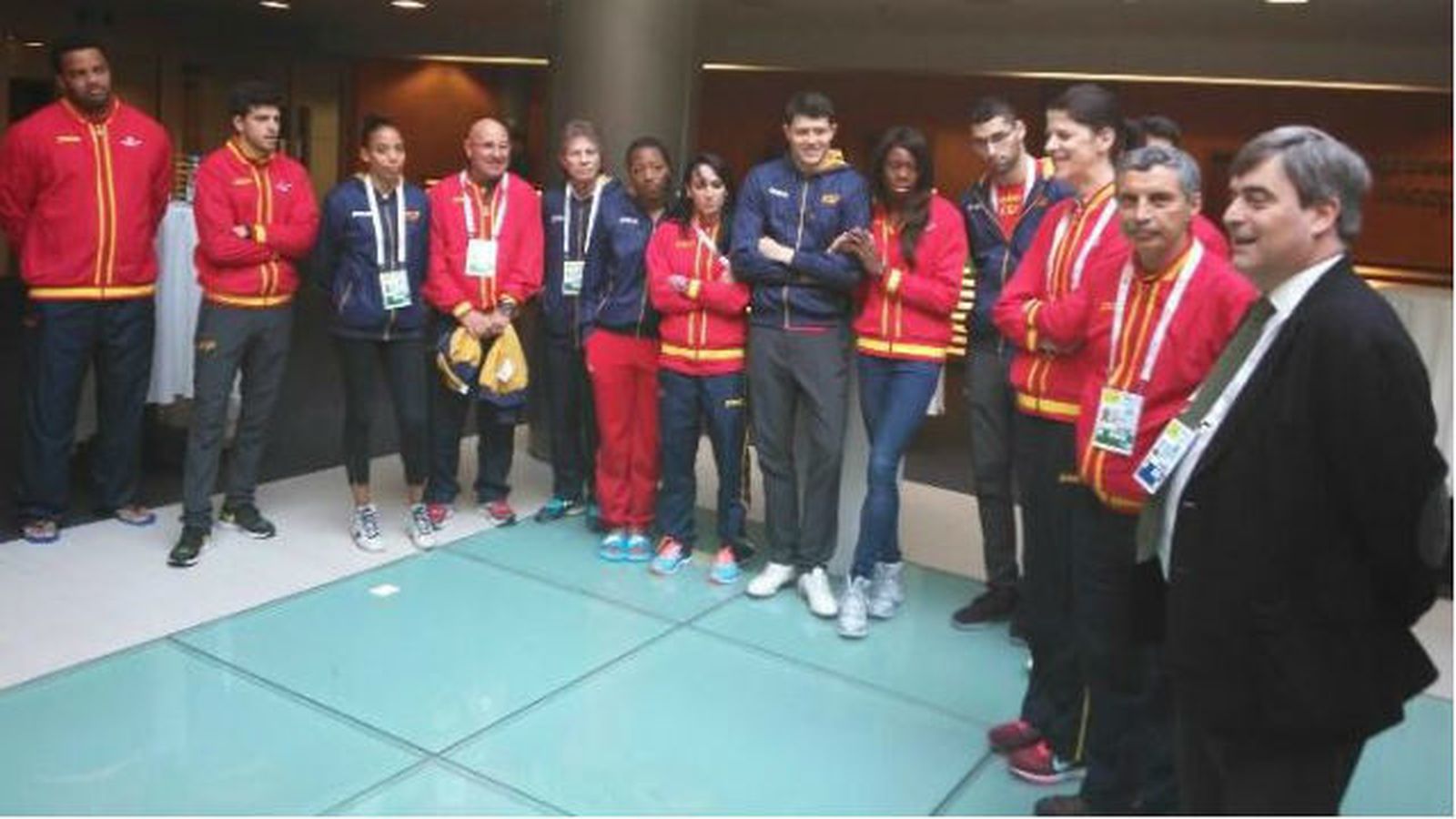 El Secretario de Estado para el Deporte, Miguel Cardenal, con el equipo español de atletismo