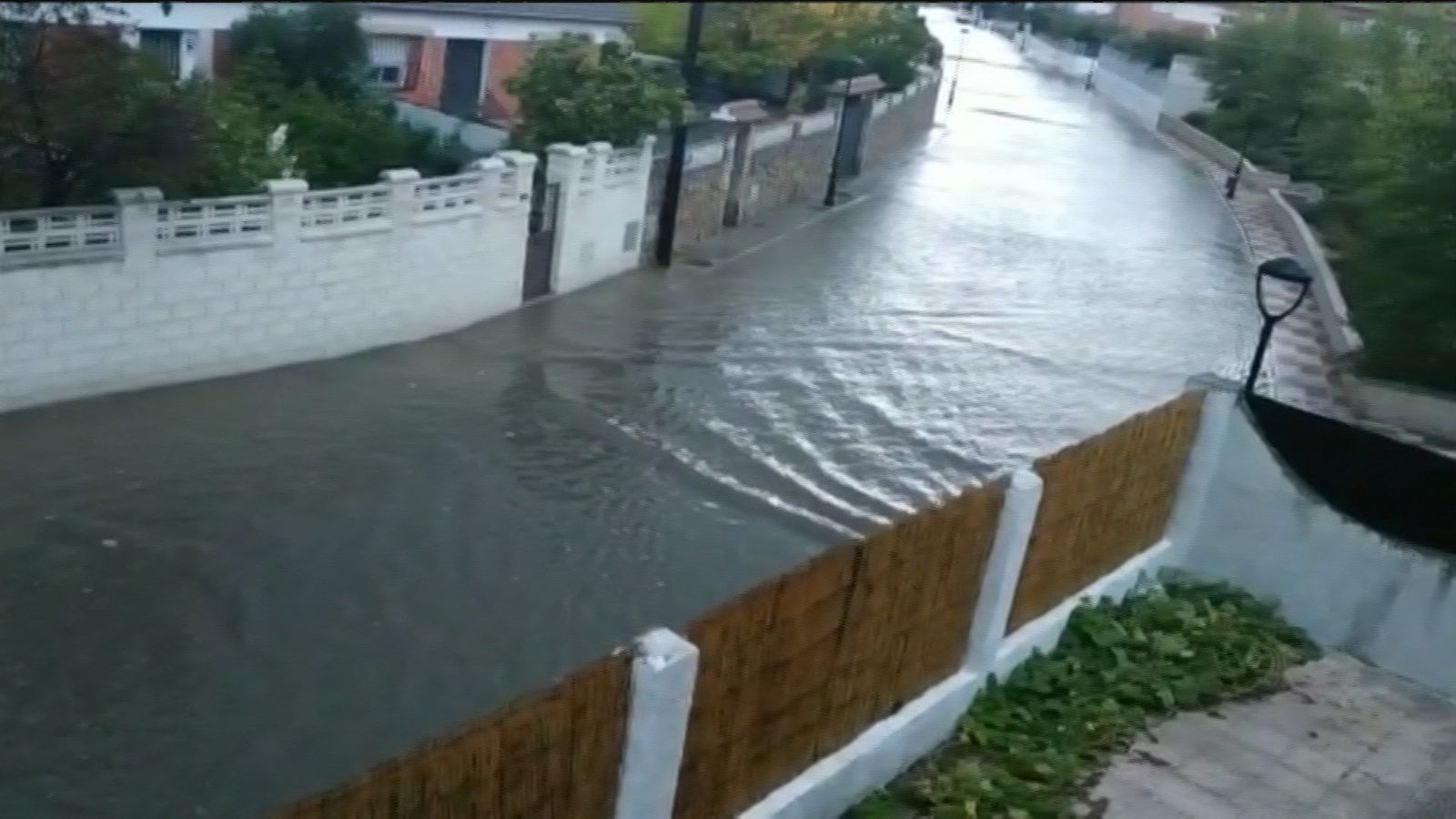 Bárbara deja calles convertidas en ríos en Navalcarnero