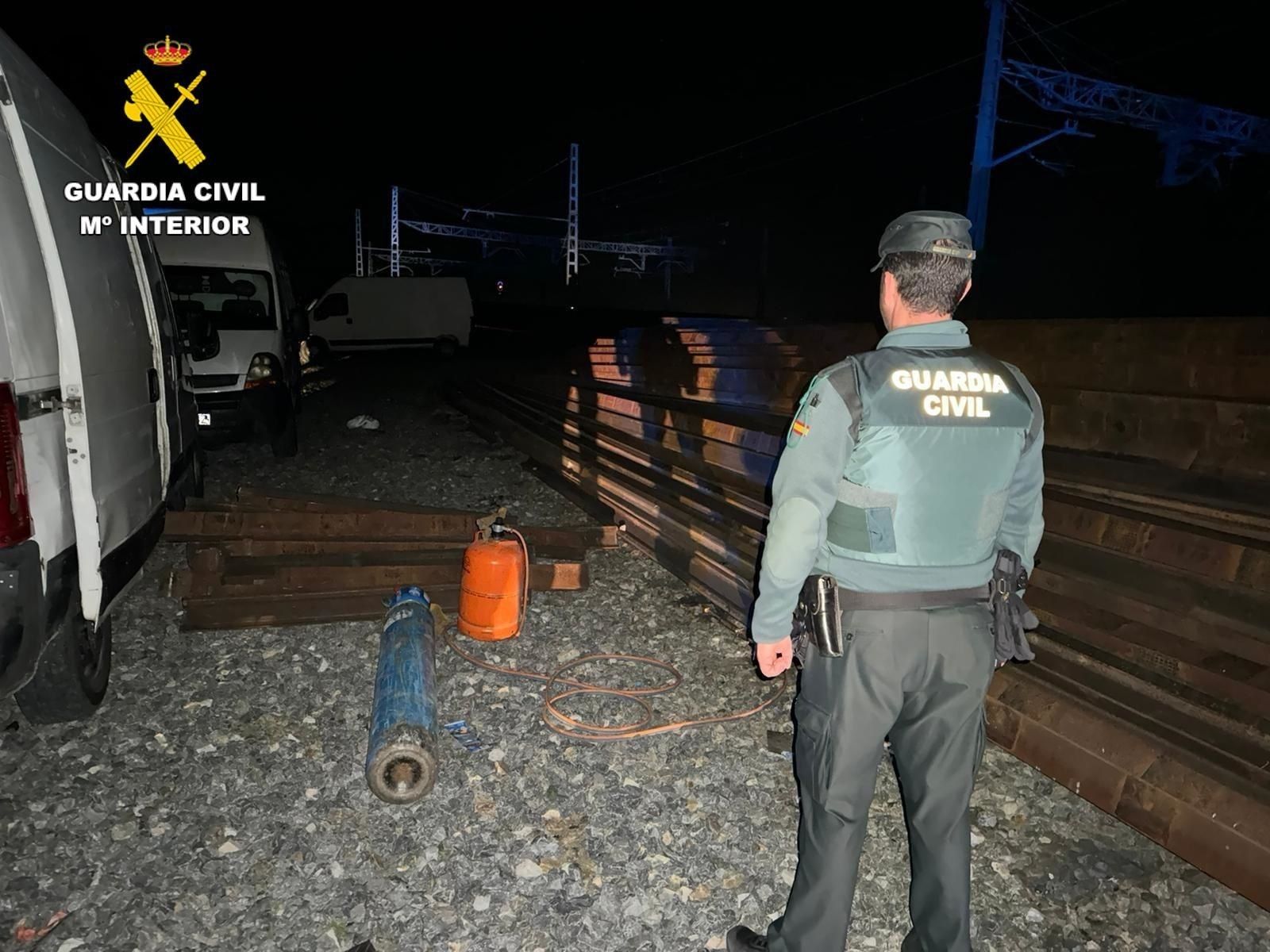 Intervención de la Guardia Civil en Sanchidrián, donde se ha detenido a 17 personas por sustraer vías del tren