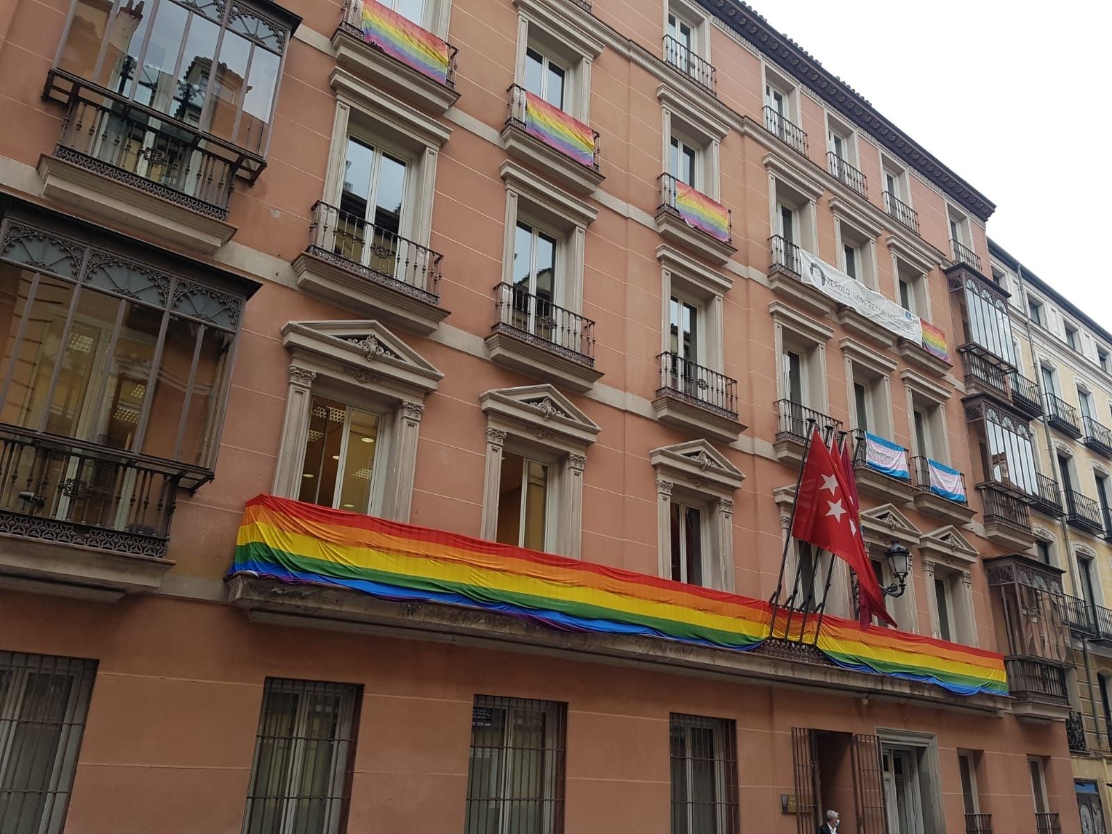 Banderolas LGTBI y trans en los balcones del edificio de Grupos Municipales