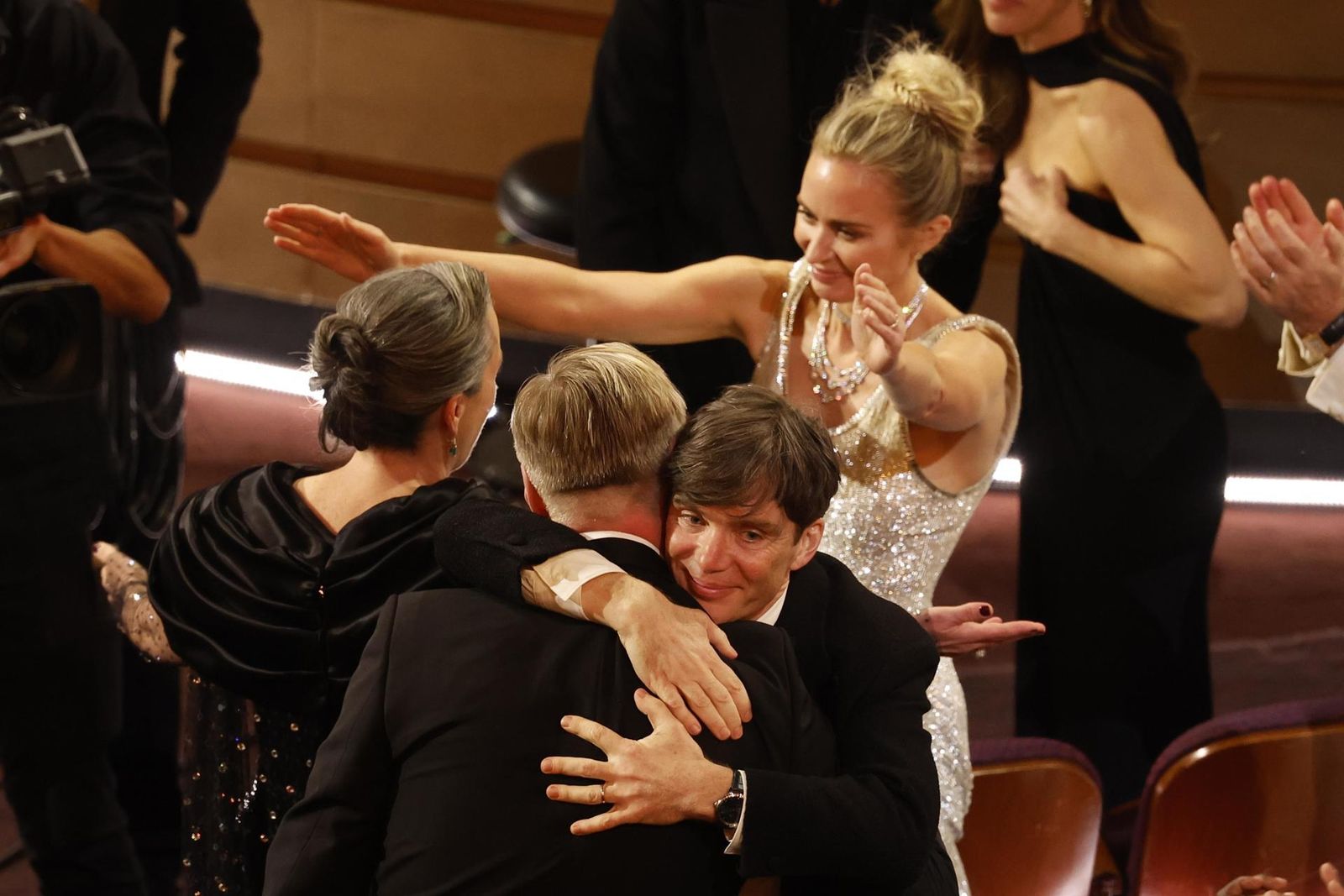 Cillian Murphy,  Christopher Nolan y parte del equipo de 'Oppenheimer' se abrazan después de que 'Oppenheimer' ganase el Oscar a Mejor Película