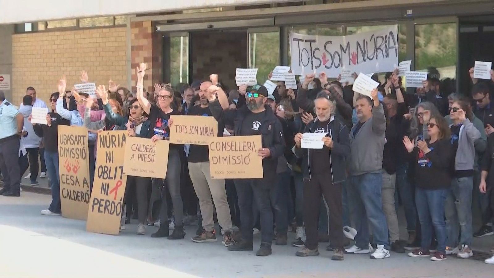 Un grupo de funcionarios de prisiones protestan a las puertas de Brians 2, donde está encarcelado Dani Alves