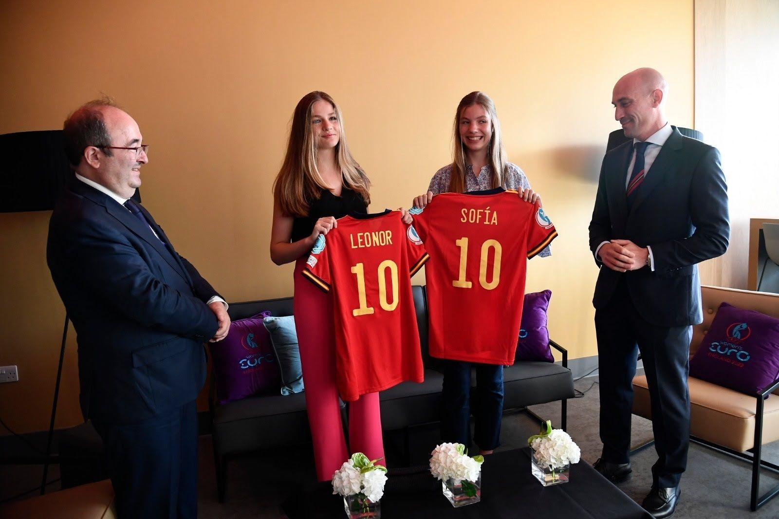 La princesa Leonor y su hermana, la infanta Sofía, con la selección española de fútbol en Londres