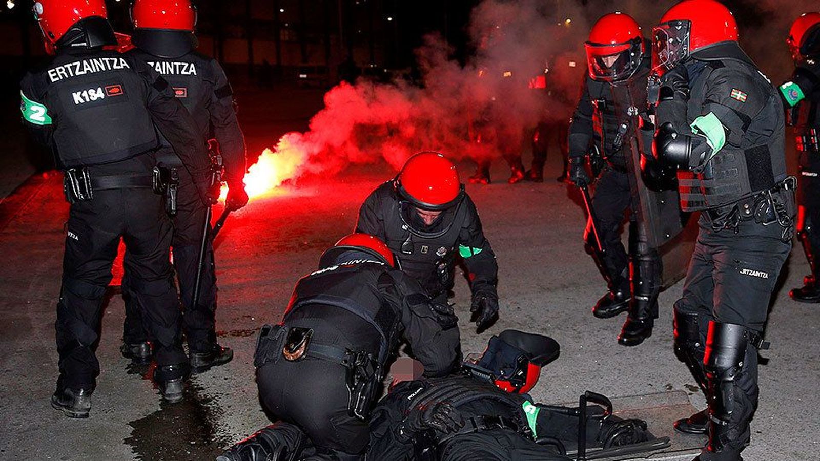 Muere un ertzaina durante los altercados con hinchas rusos cerca de San Mamés