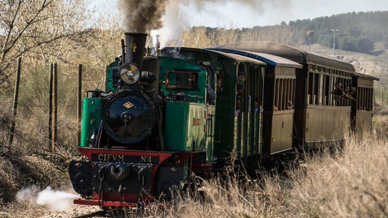 La locomotora 'Arganda' arrastrando los coches de este ferrocarril histórico