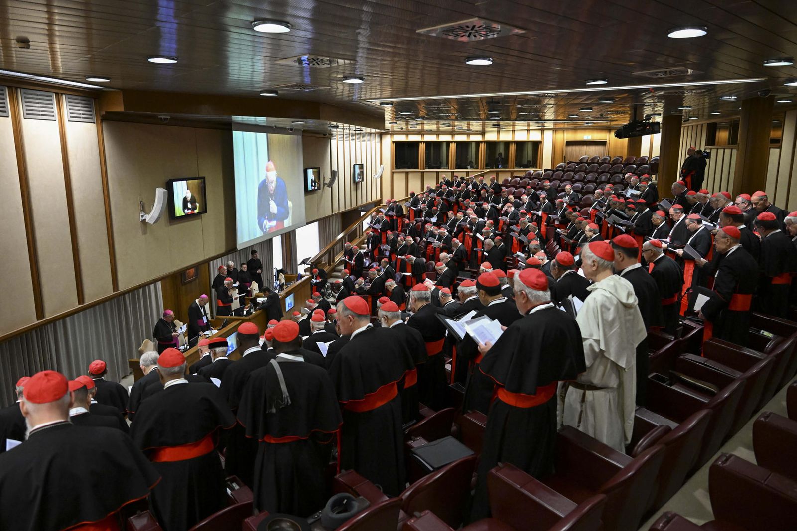 Varios cardenales en la quinta congregación general
