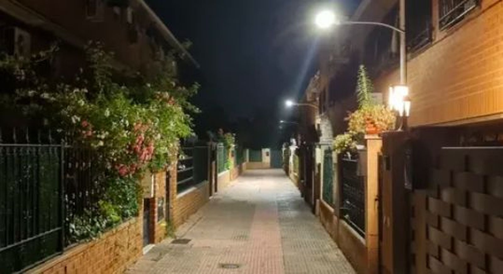 Una calle iluminada en la urbanización Los Pajarillos de Arganda del Rey