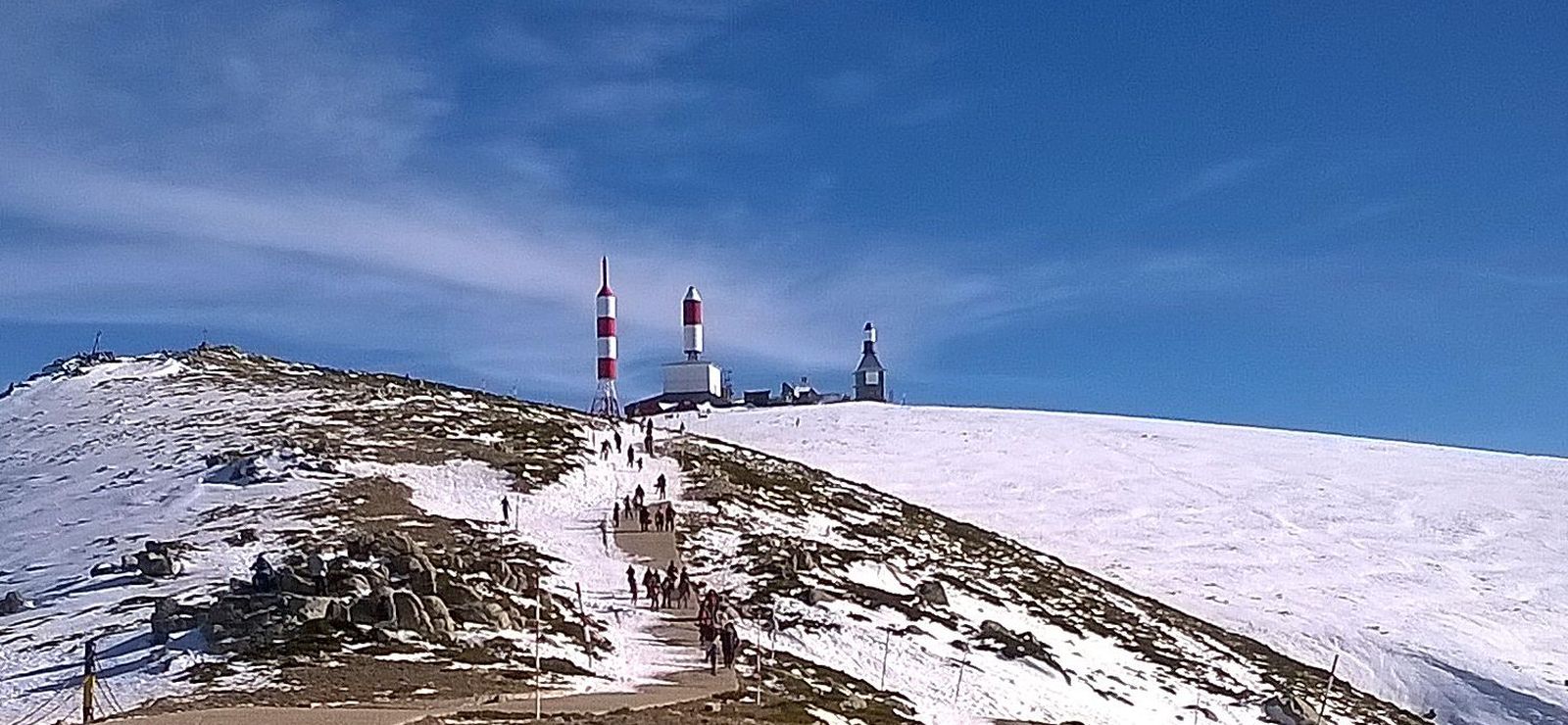 Personas caminan hacía el alto de la Bola del Mundo, en la Sierra de Guadarrama