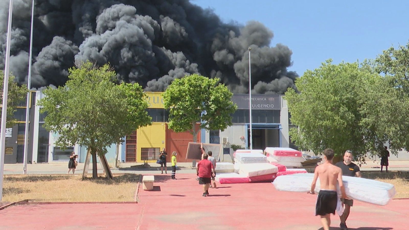Seis heridos, dos de ellos policías, en el incendio de tres naves industriales en Yecla (Murcia)