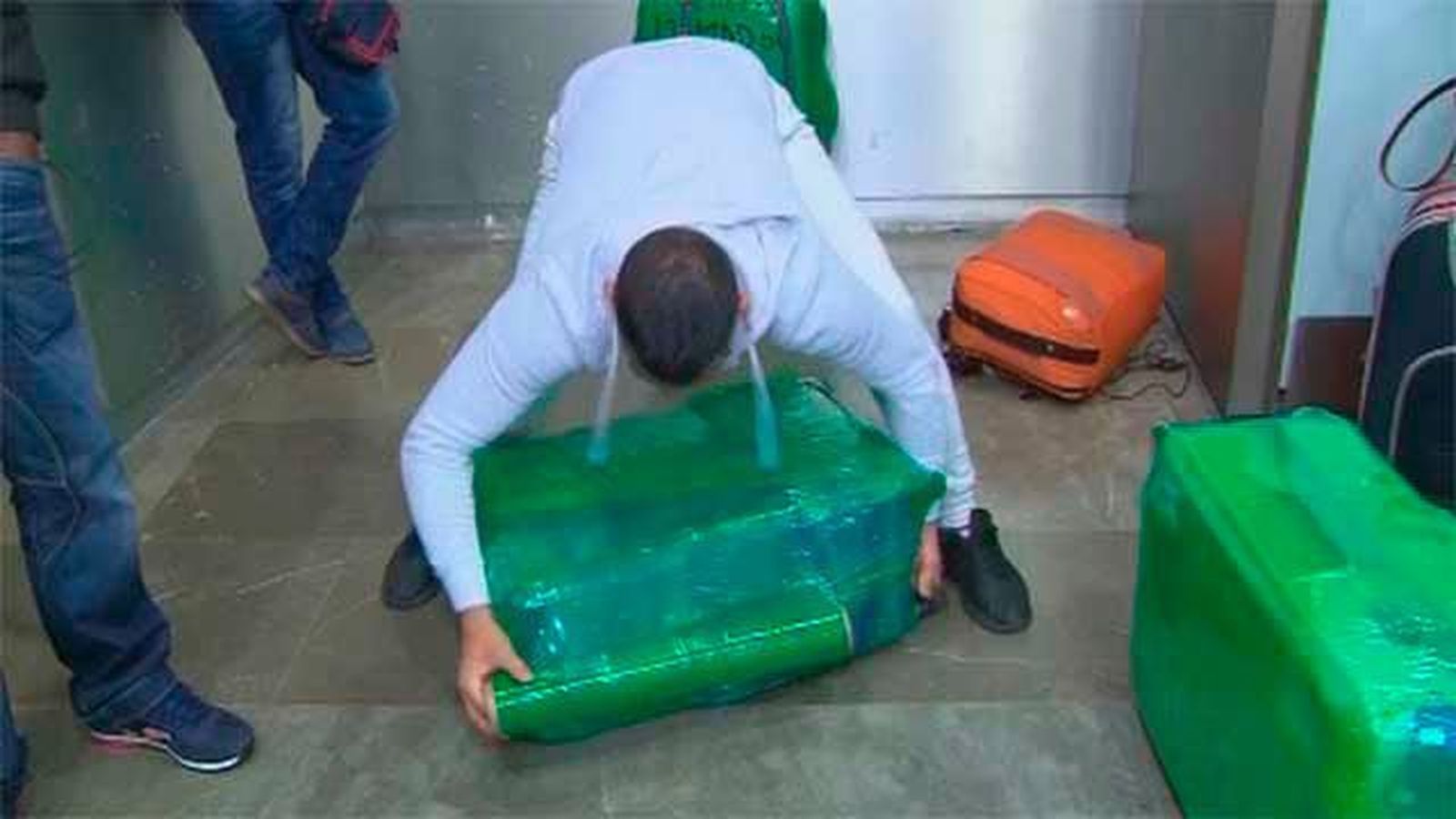 Una empresa de embalaje en Barajas acusa a Aena de no actuar contra operadores "ilegales"