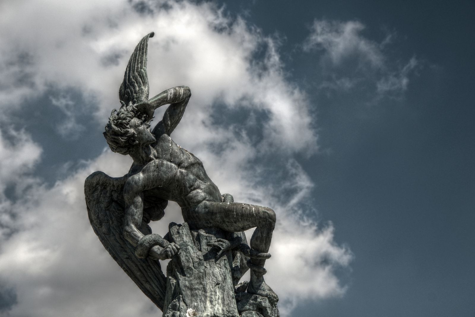 Angel Caído en el Parque del Retiro: Es una de las obras más famosas de las calles madrileñas, esta estatua representa la expulsión de Lucifer del Cielo, y para muchos está considerada como una puerta al infierno, ya que está situada exactamente a 666 metros sobre el nivel del mar. A día de hoy esta obra se ha convertido en un emblema del Retiro, estatua que fue fabricada por Ricardo Bellver.