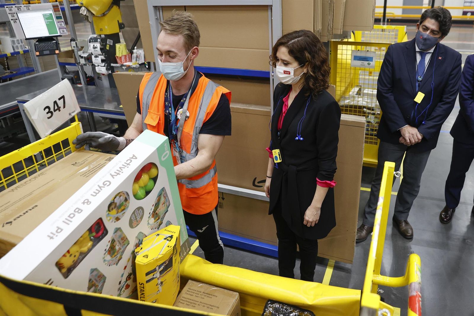 La presidenta de la Comunidad de Madrid, Isabel Díaz Ayuso, visita el centro logístico de Amazon en Alcalá de Henares