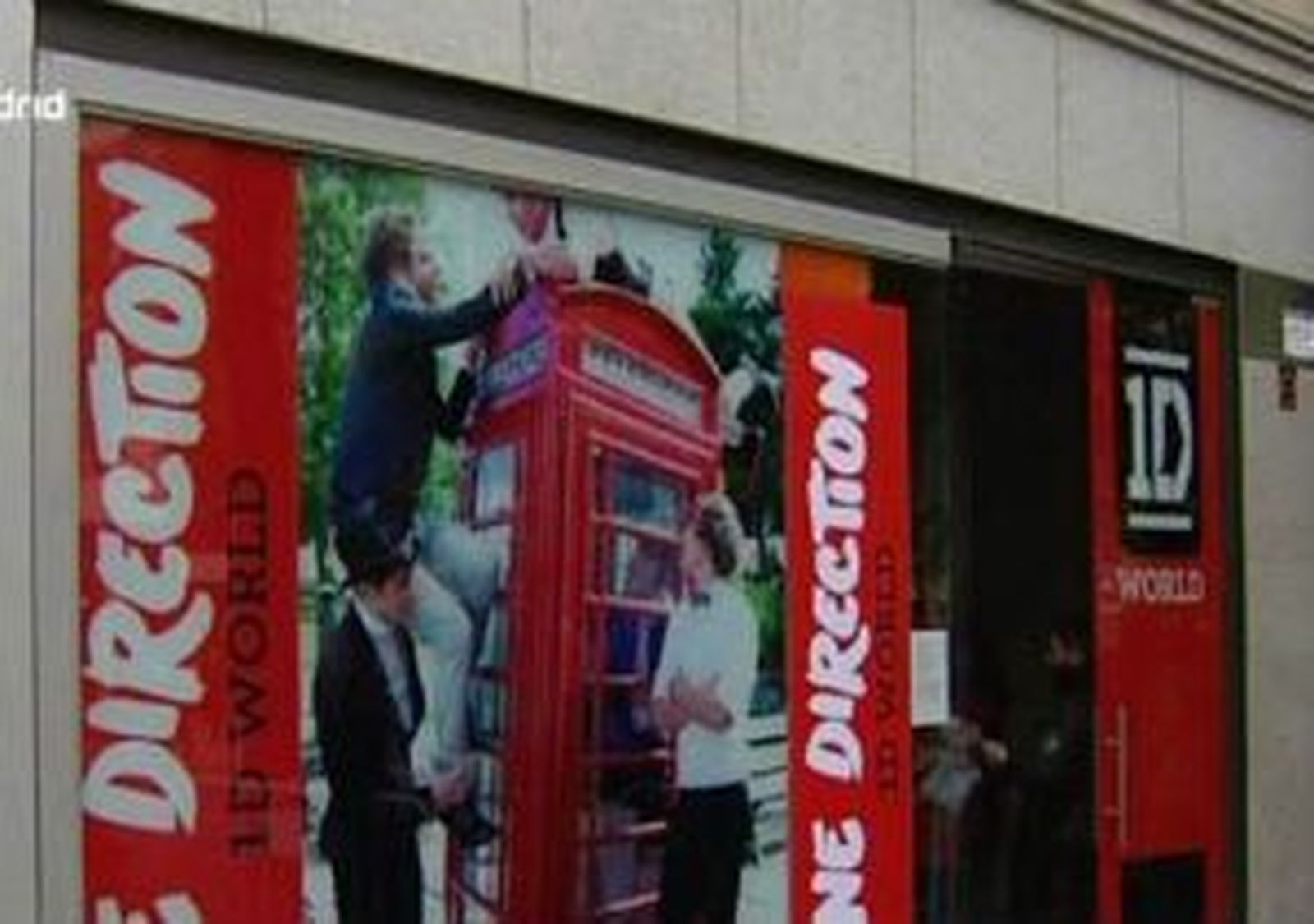 Cientos de fans hacen cola en  la tienda de One Direction en Madrid