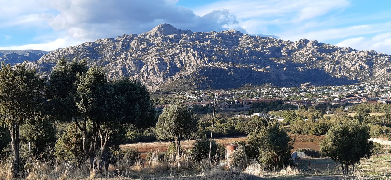 La Pedriza con el pico de El Yelmo destacando en el paisaje granítico