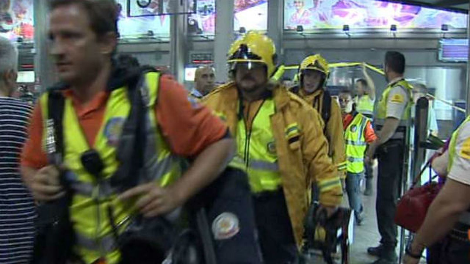 Los bomberos salen de Atocha