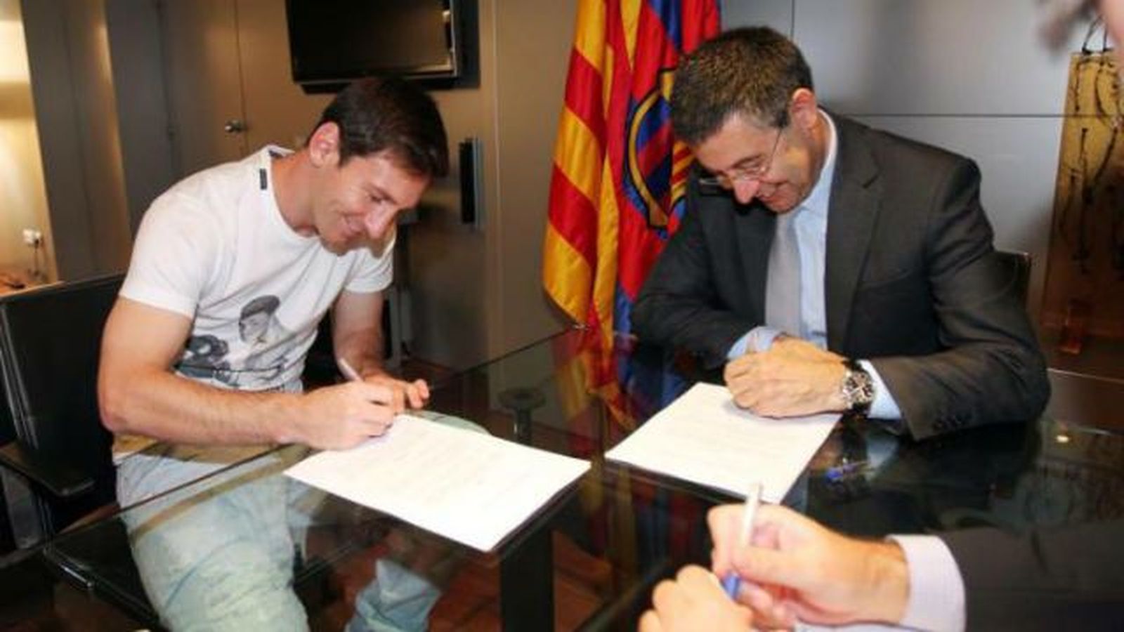 Messi renueva con el Barça por novena vez en once años