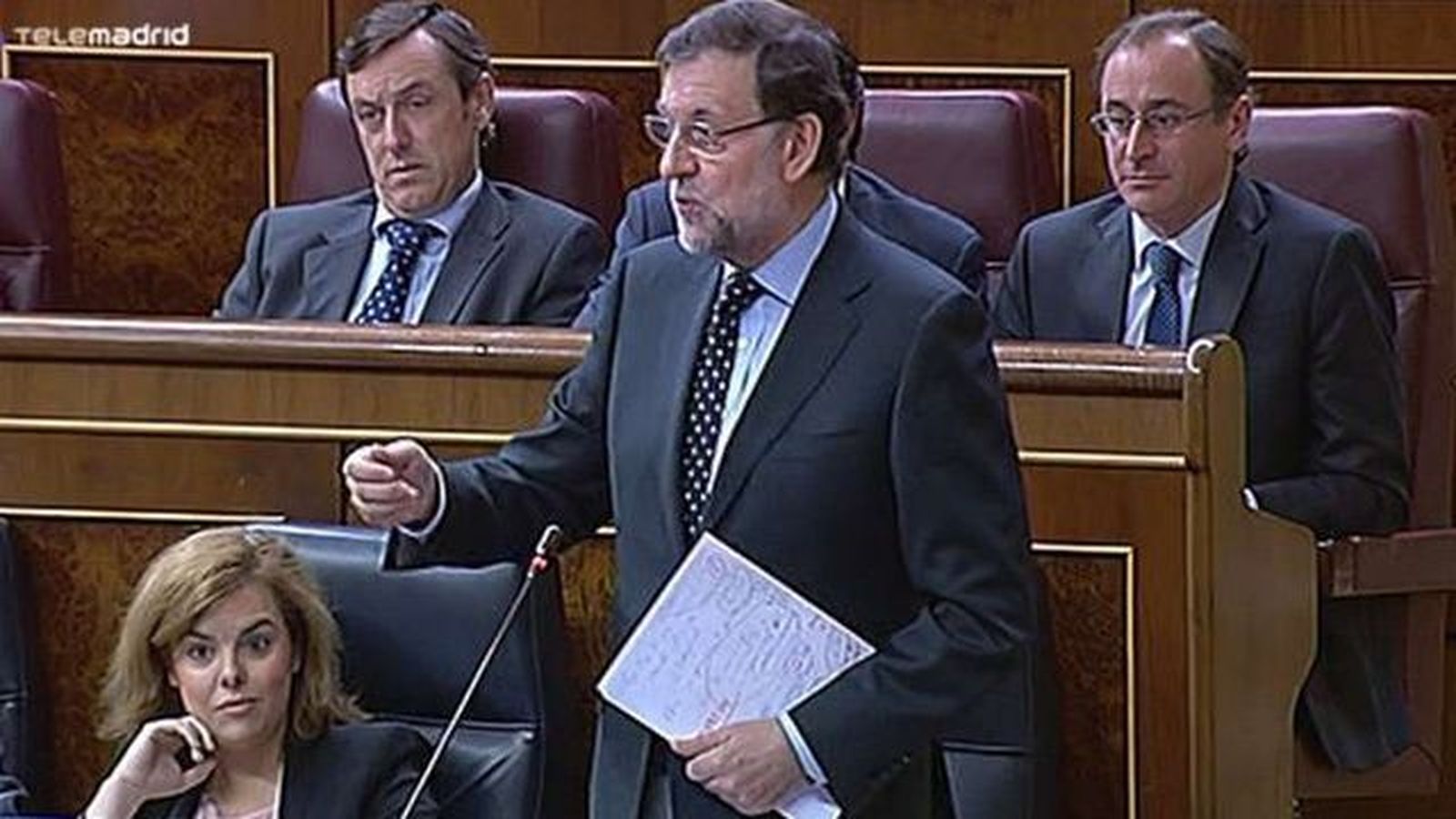 Rajoy defiende su "magnífica" reforma fiscal y Rubalcaba dice que traerá más recortes sociales