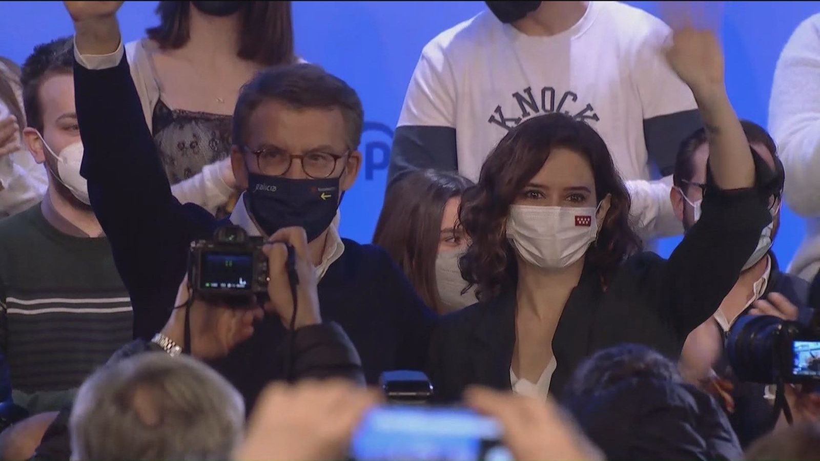 Ayuso y Feijóo exhiben sintonía en un acto en Madrid con elogios mutuos