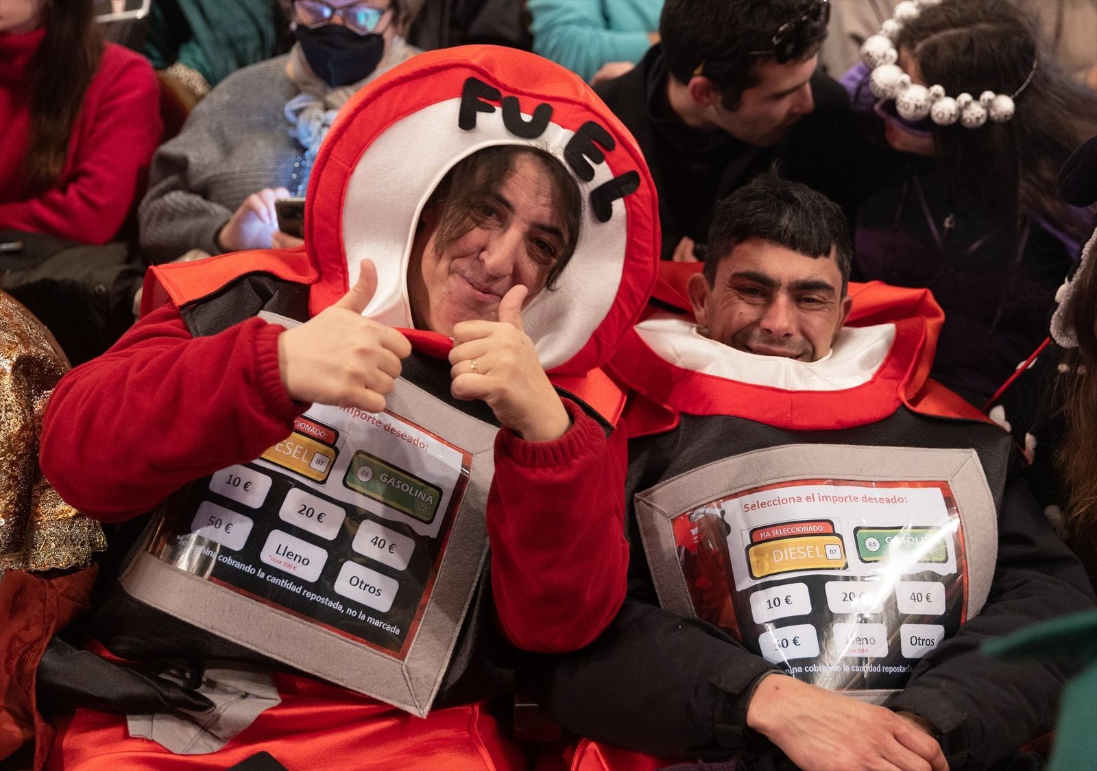 Dos personas disfrazadas de fuel al inicio del Sorteo Extraordinario de la Lotería de Navidad 2022, en el Teatro Real de Madrid, a 22 de diciembre de 2022,