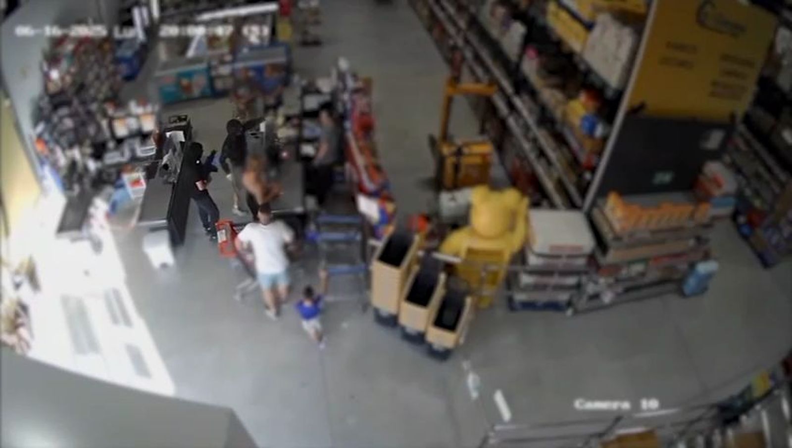 Pillada 'in fraganti' en Málaga una banda que atracaba supermercados con machetes y fusiles simulados