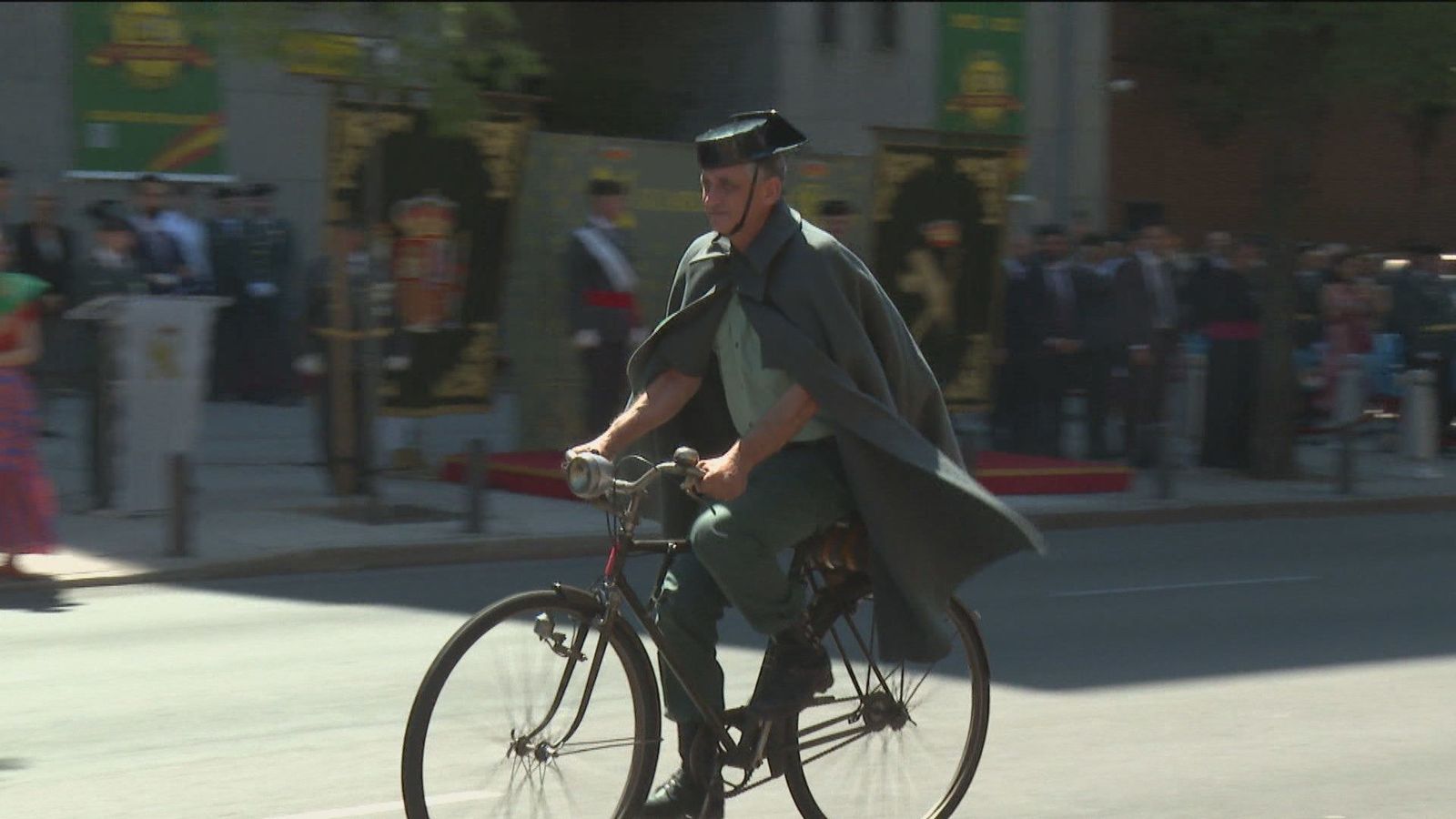 Los vehículos míticos de la Guardia Civil: De la bicicleta al coche eléctrico, pasando por el Renault 4L