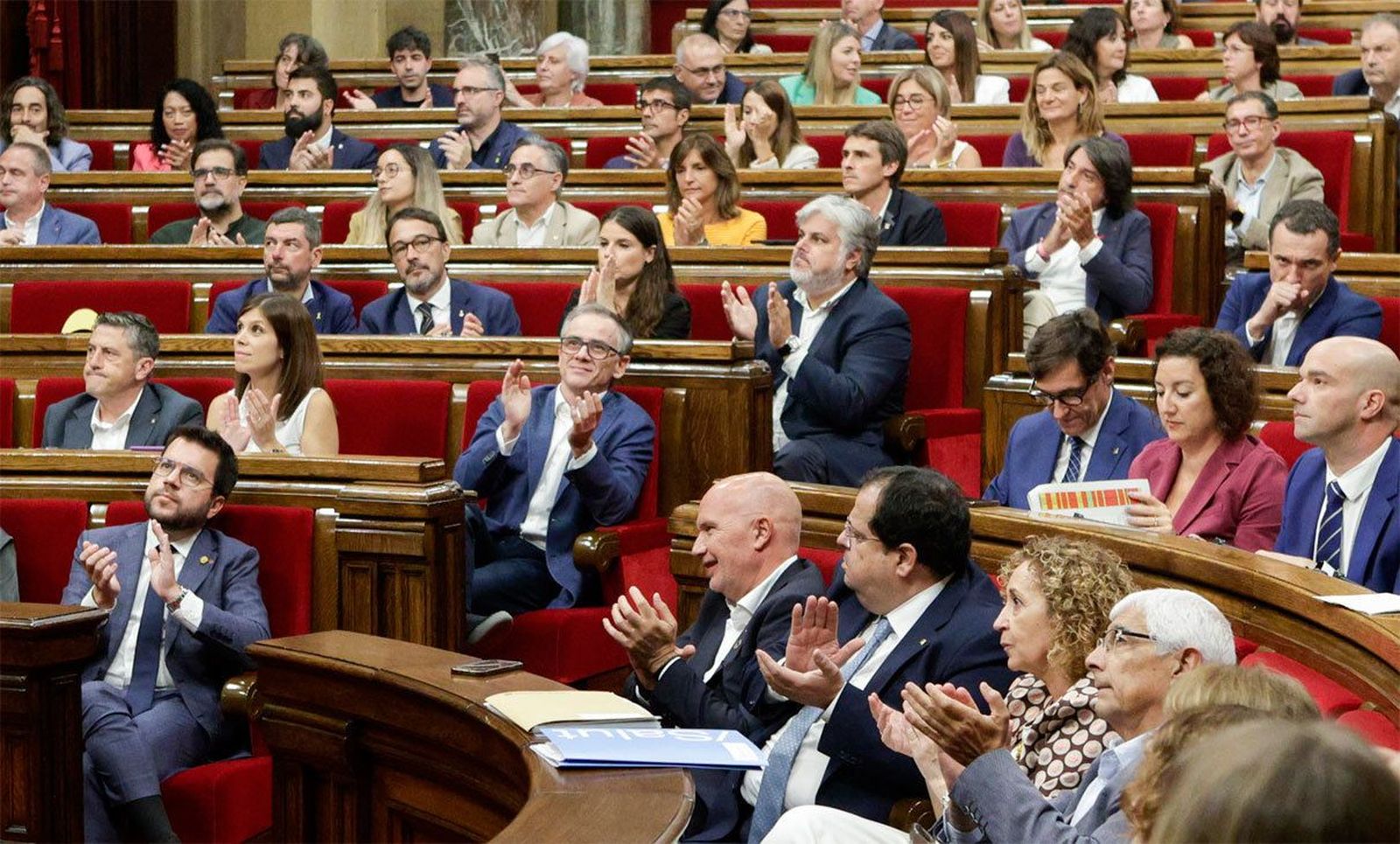 Pleno crispado del Parlamento de Cataluña con el debate de la amnistía de fondo