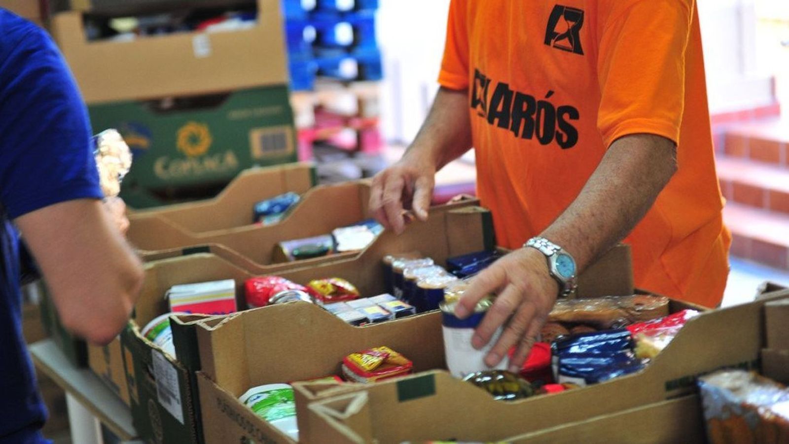 Entrega de alimentos en una despensa solidaria