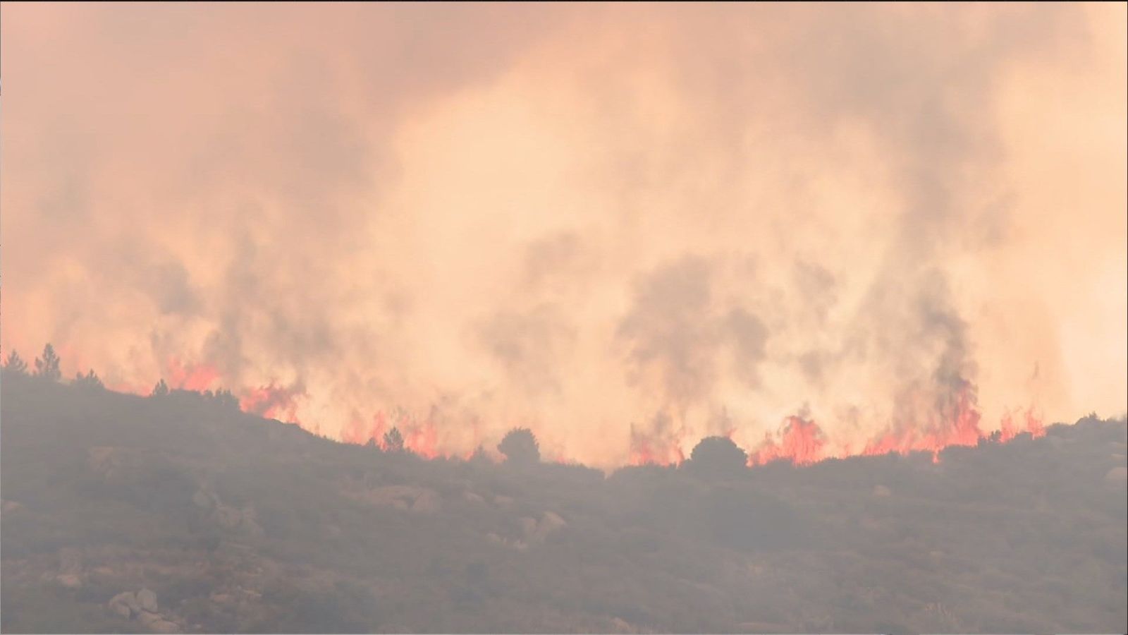 Los pueblos de la Sierra apoyan a Collado Mediano ante el avance del fuego por su monte