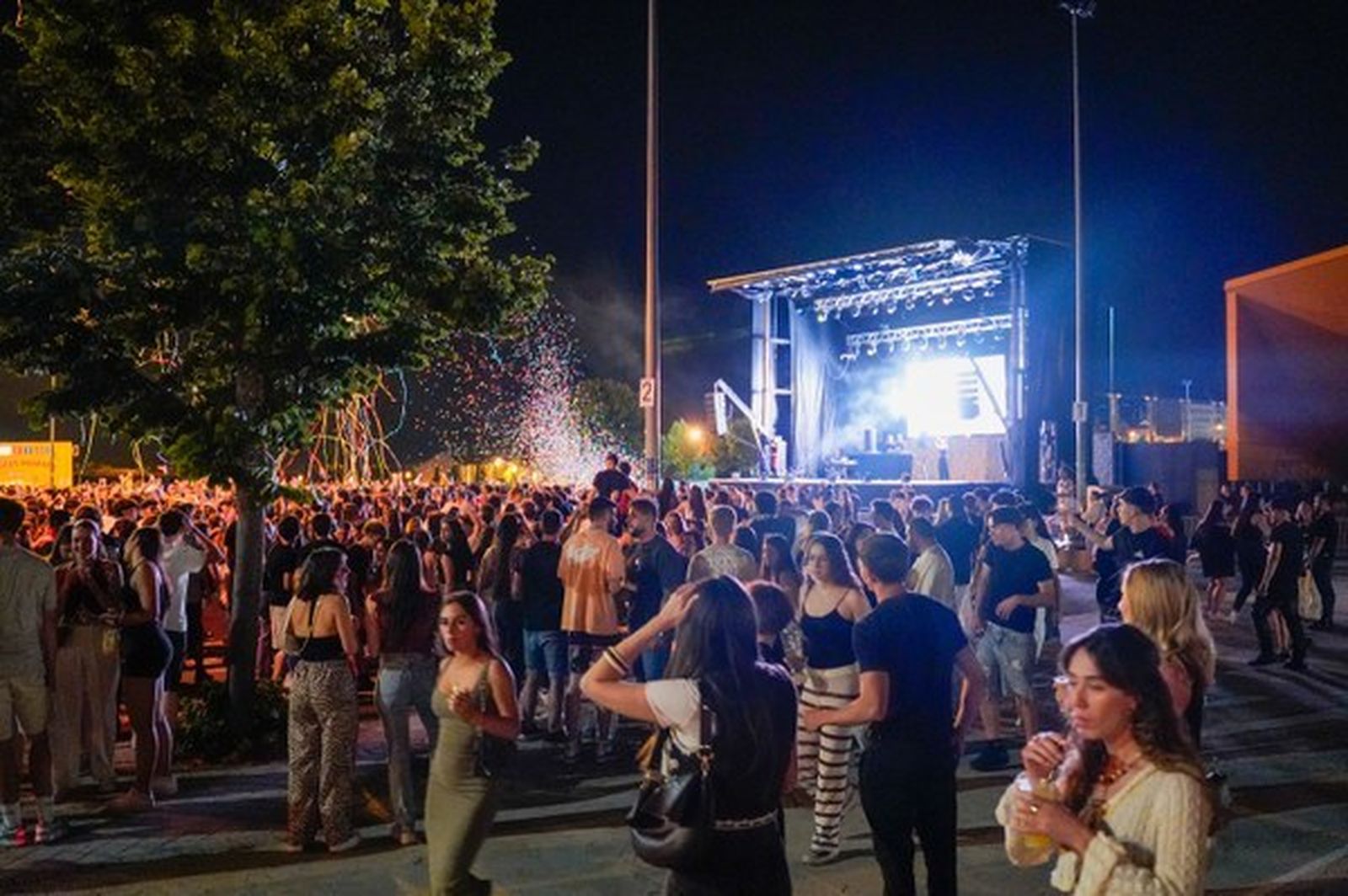 Jóvenes en una fiesta al aire libre