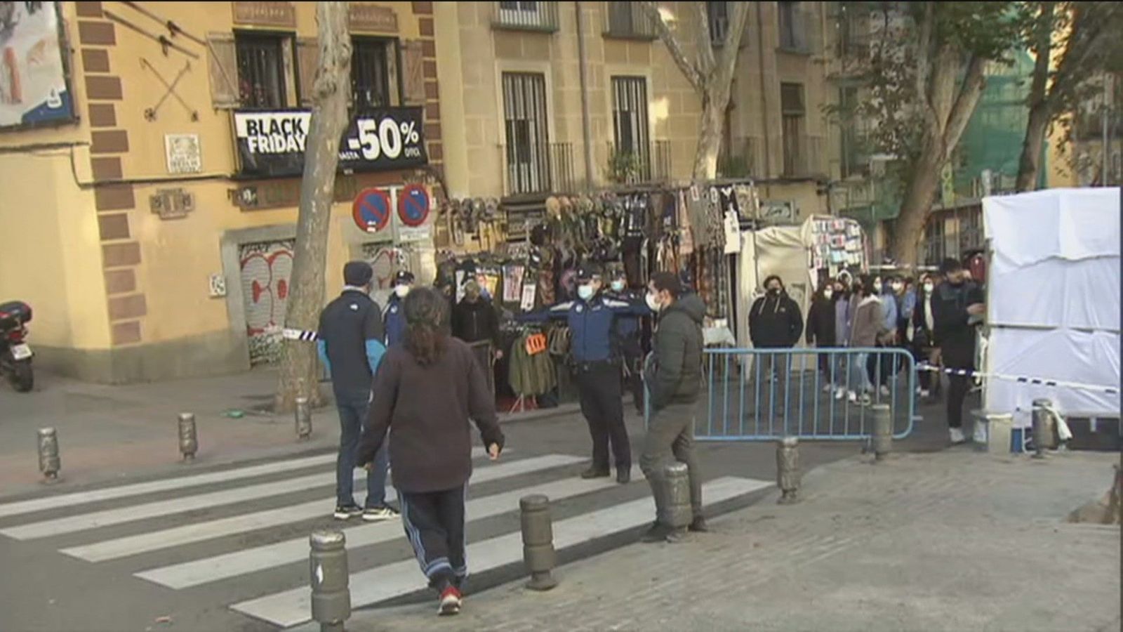 Primera mañana del Rastro con protestas por la limitación de circulación en Ribera de Curtidores
