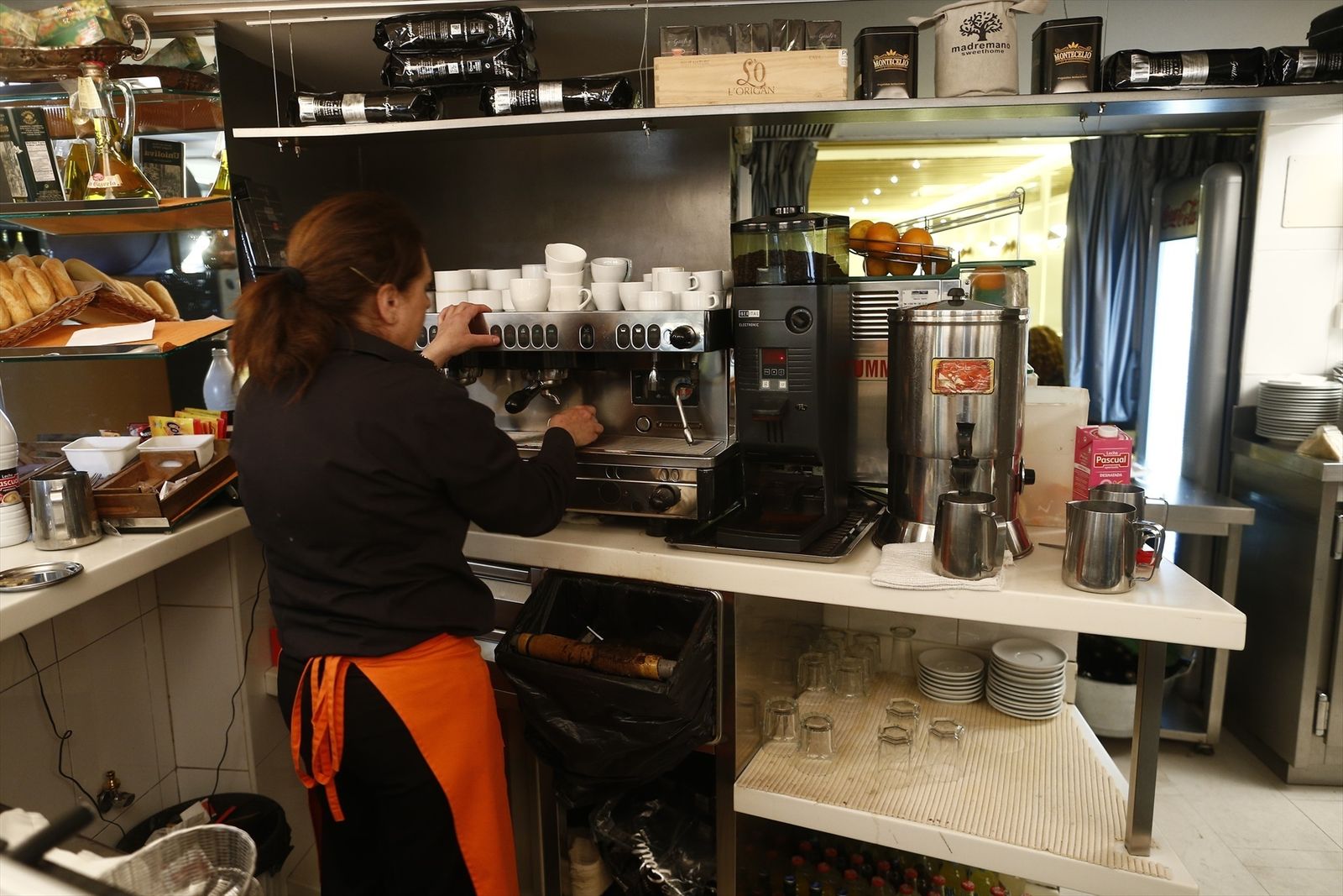 Trabajadora en un bar de Madrid