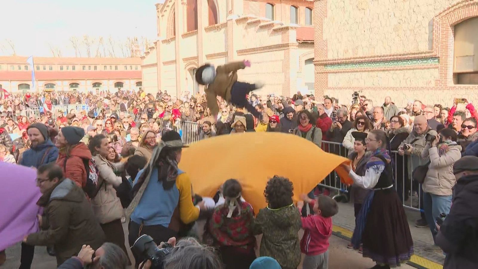 La música y el humor protagonizan el tradicional manteo del pelele en Matadero Madrid