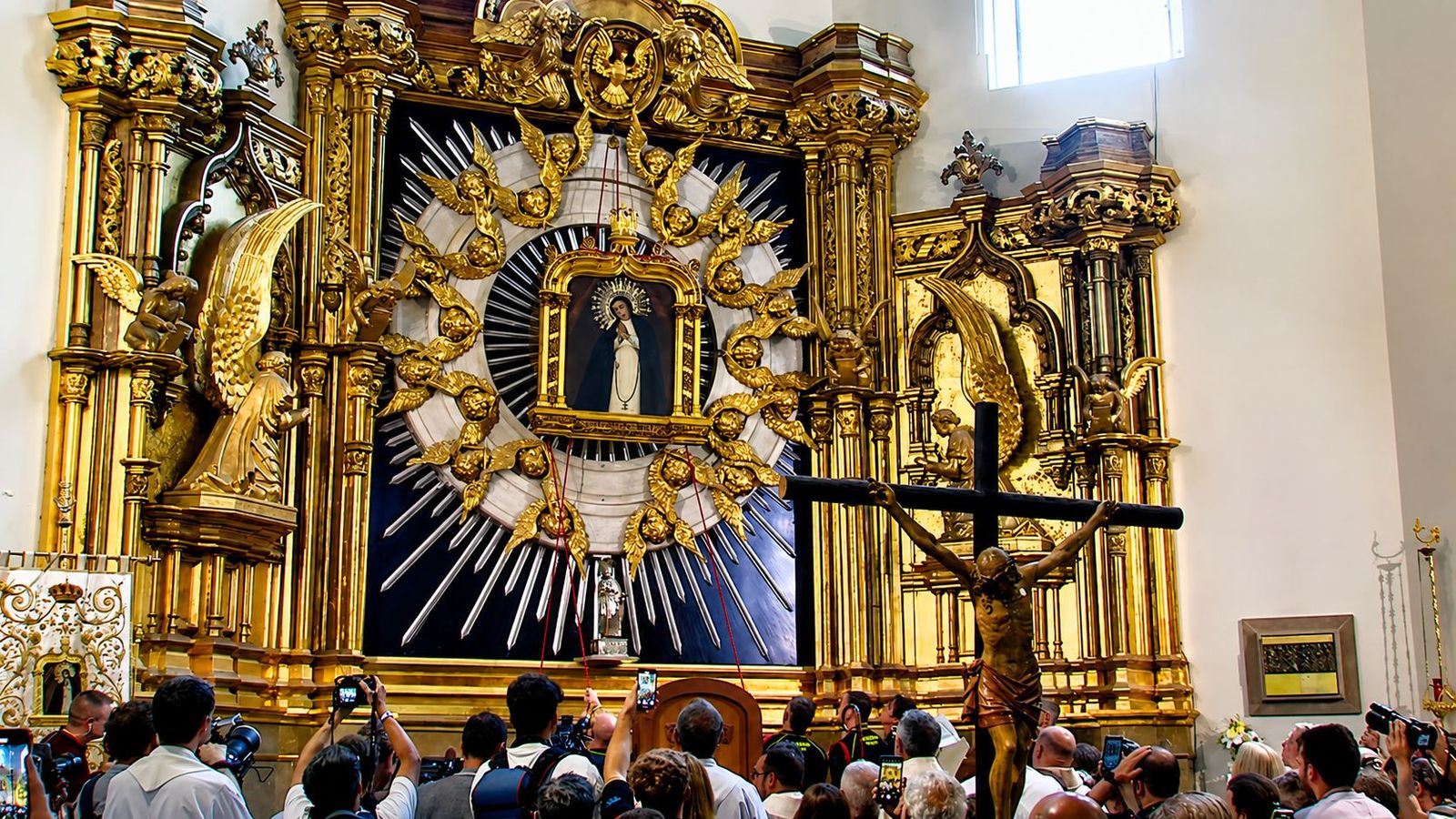 Todo listo para el gran día de La Paloma, la Virgen a la que le gusta "cruzar la mirada con sus hijos"