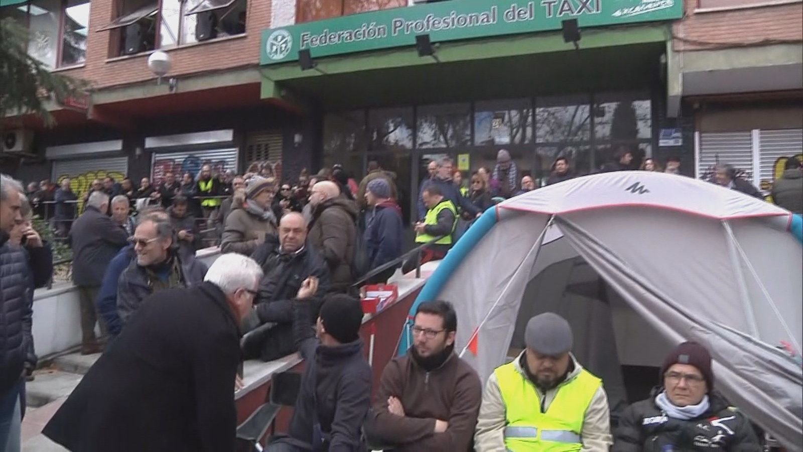 Los taxistas se reúnen en Vallecas para apoyar a sus compañeros en huelga de hambre