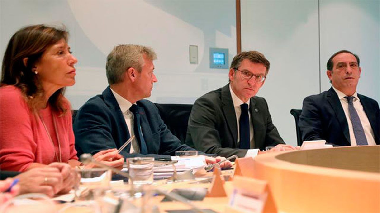 El presidente de la Xunta de Galicia, Alberto Núñez Feijóo con los consejeros de Presidencia, Medio Ambiente, y Economía