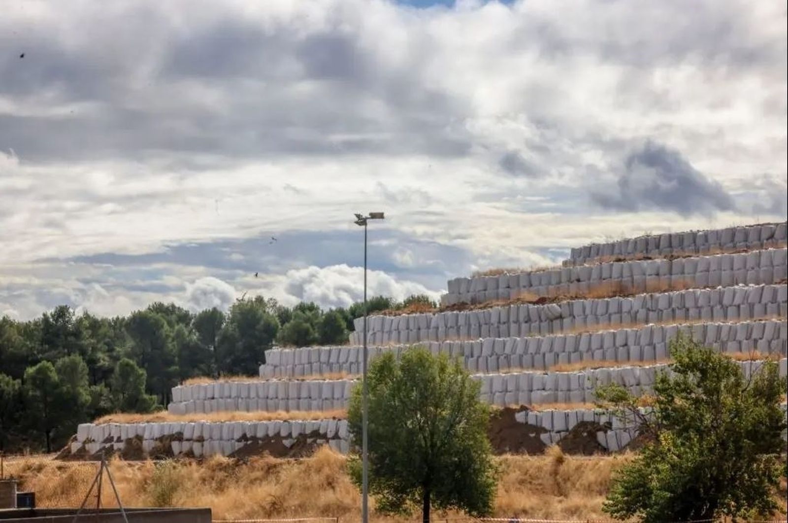 Sacos de ceniza al aire libre en Valdemingómez